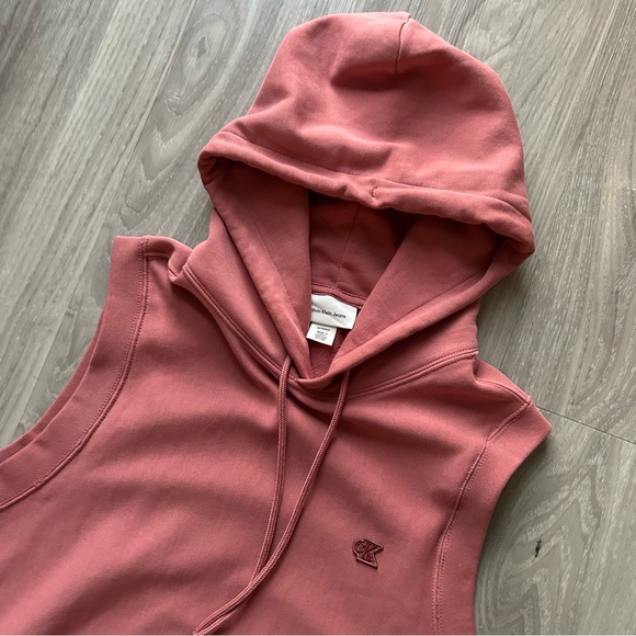 Calvin Klein | Sleeveless Workout Hoodie in Coral (X-Small) - Picture 3 of 15
